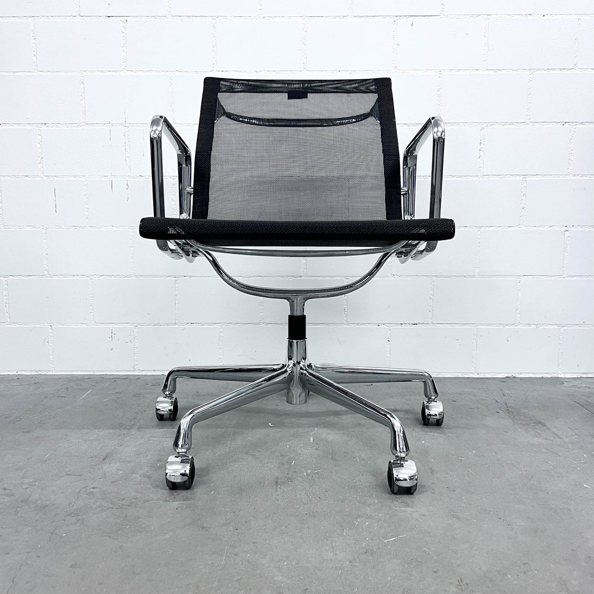 Eames Aluminium Chair, EA 108 SA, Vitra, Netz, schwarz