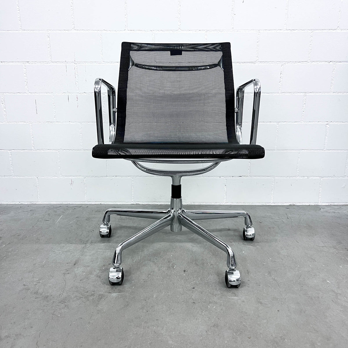 Eames Aluminium Chair, EA 108 SA, Vitra, Netz, schwarz