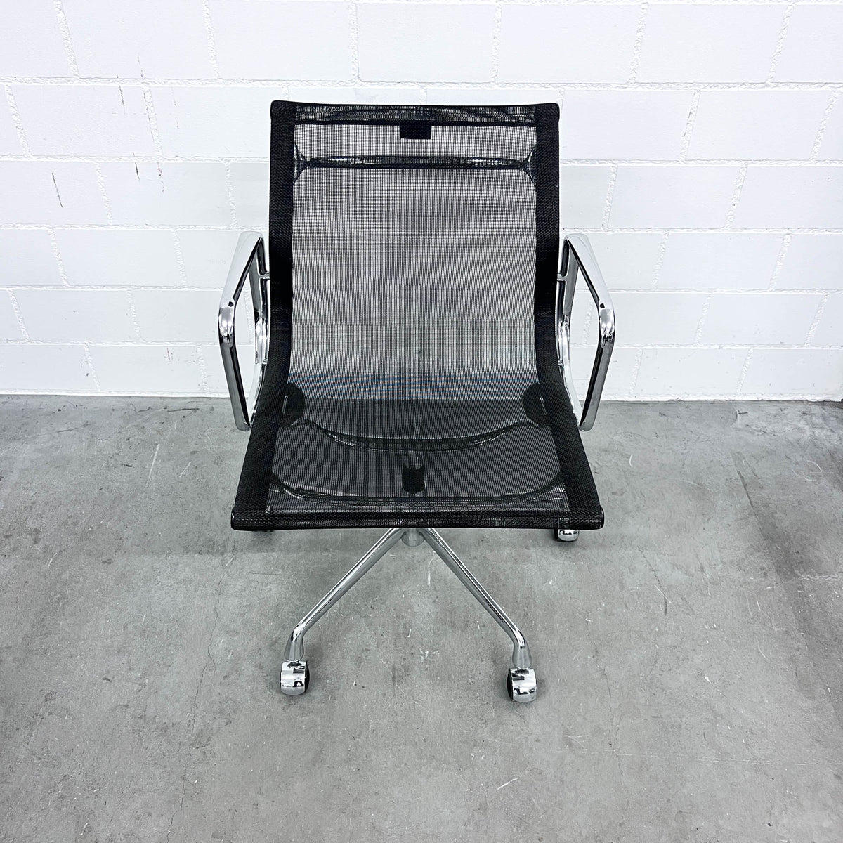 Eames Aluminium Chair, EA 108 SA, Vitra, Netz, schwarz