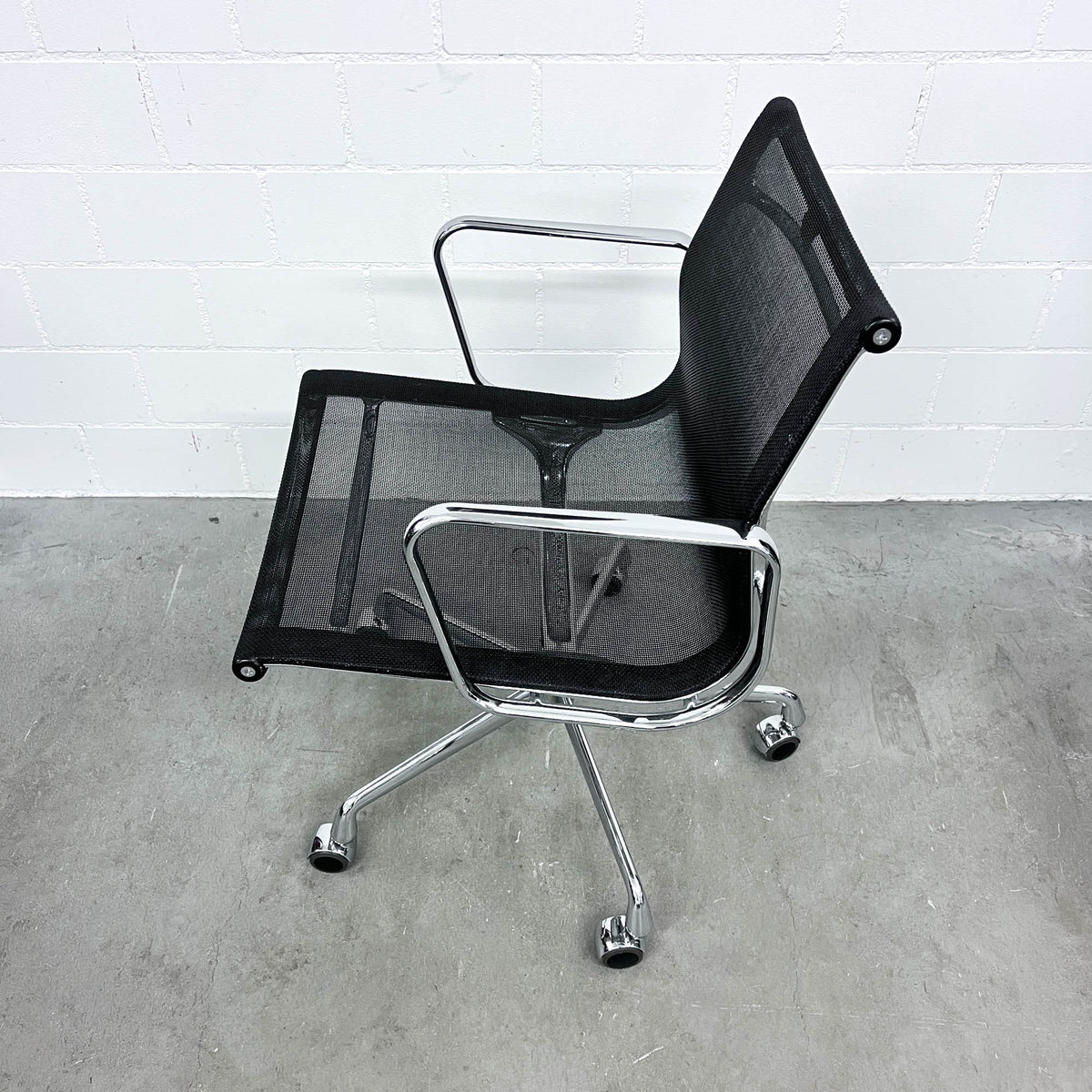Eames Aluminium Chair, EA 108 SA, Vitra, Netz, schwarz