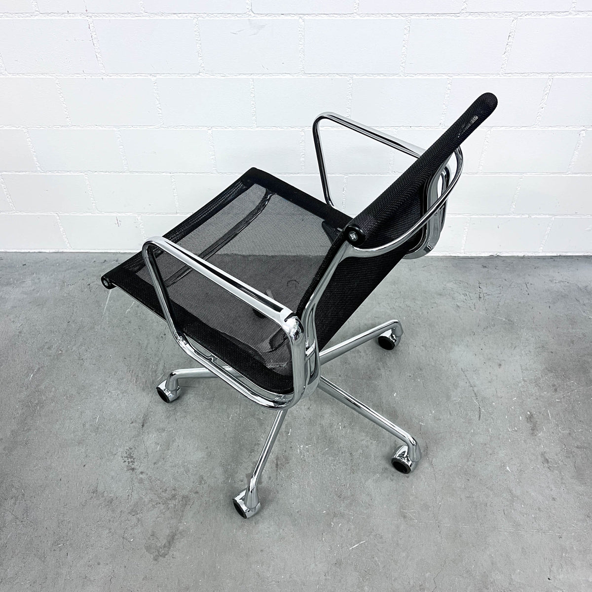 Eames Aluminium Chair, EA 108 SA, Vitra, Netz, schwarz