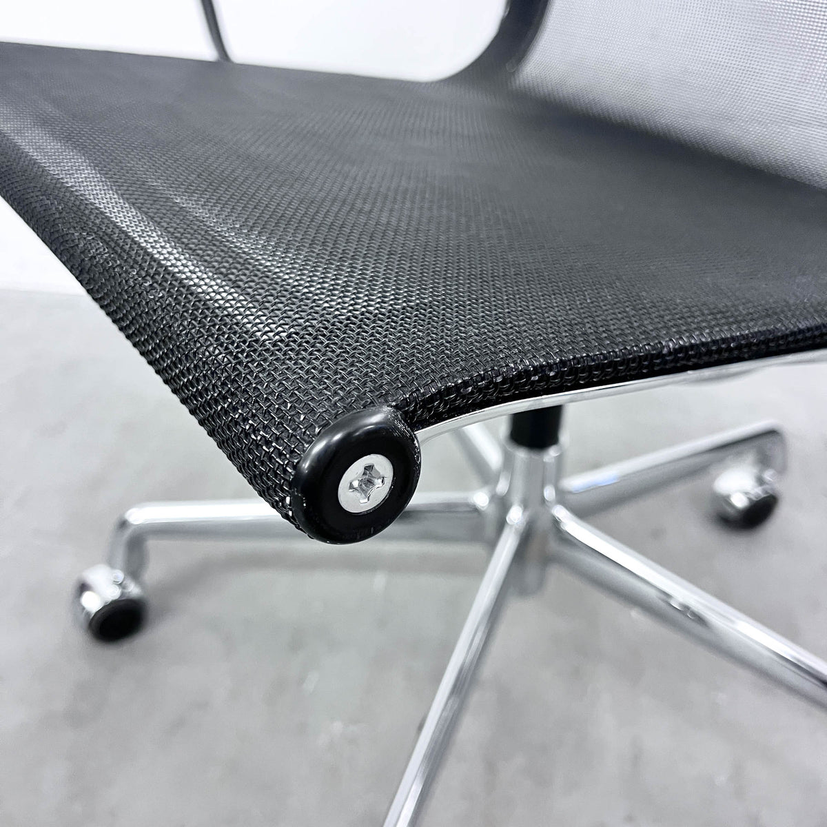 Eames Aluminium Chair, EA 108 SA, Vitra, Netz, schwarz