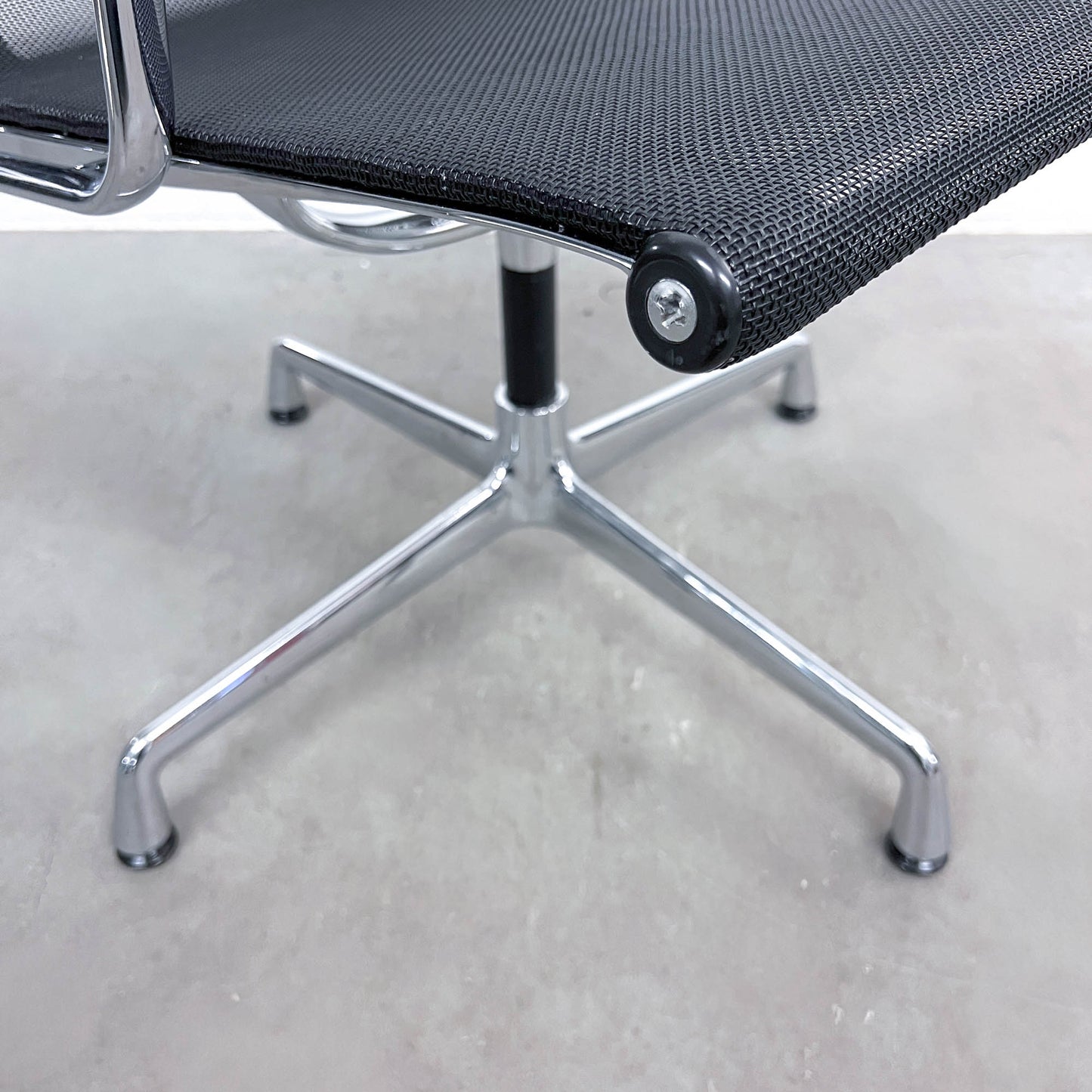 Eames Aluminium Chair EA 108 Conference, Netz Schwarz, Vitra, Q1