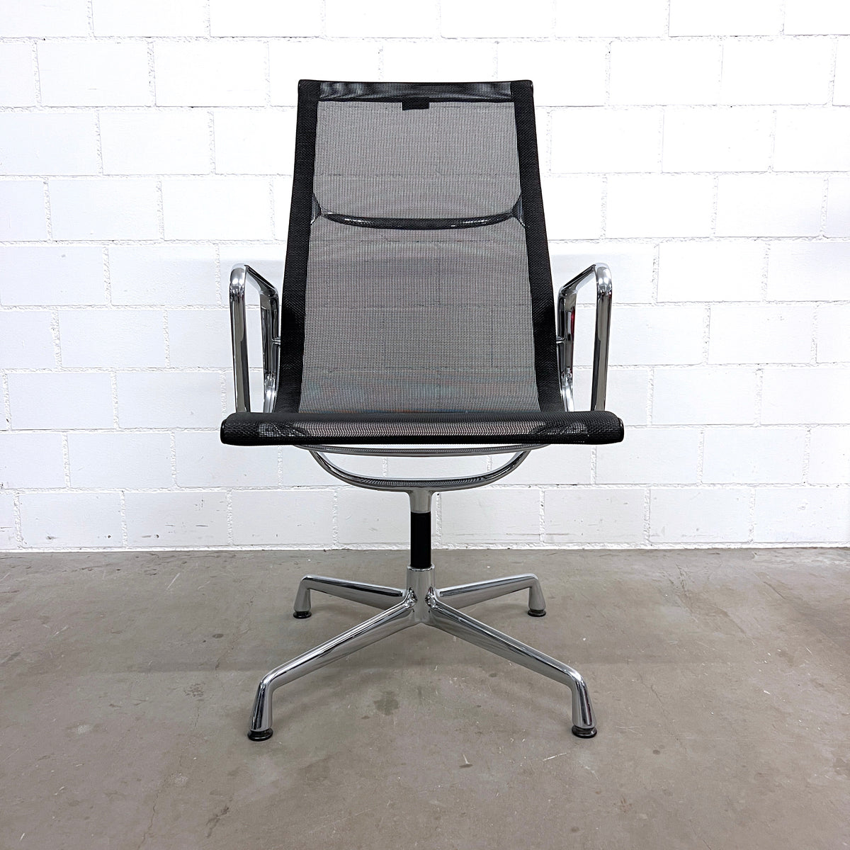 Vitra Eames Aluminium Chair EA 108 – Netz Schwarz, Conference