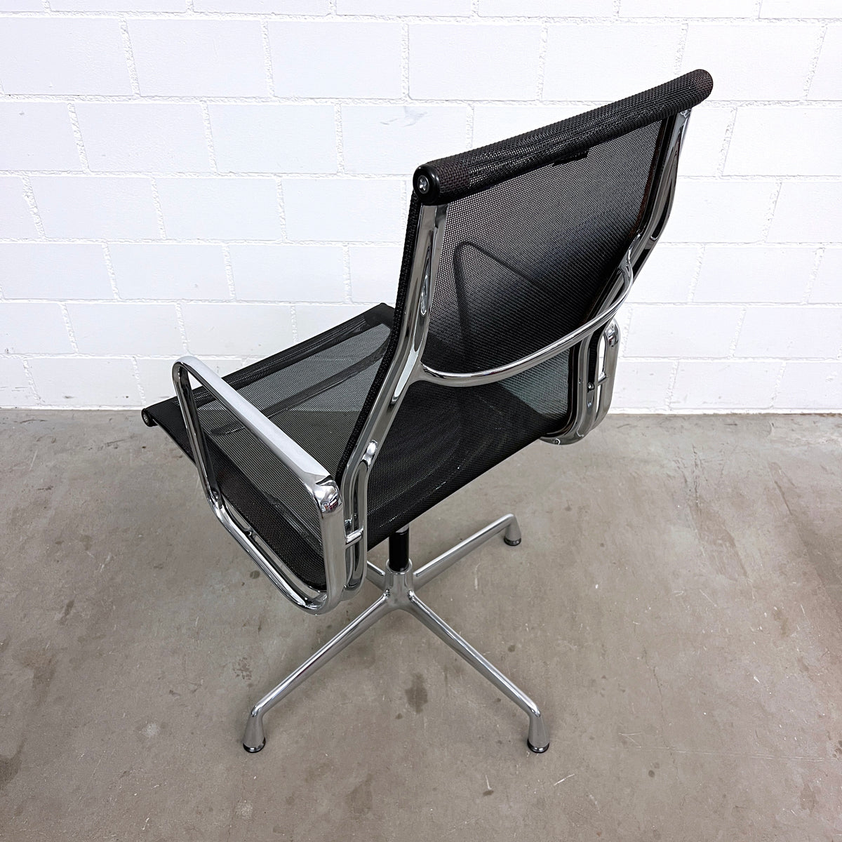 Vitra Eames Aluminium Chair EA 108 – Netz Schwarz, Conference