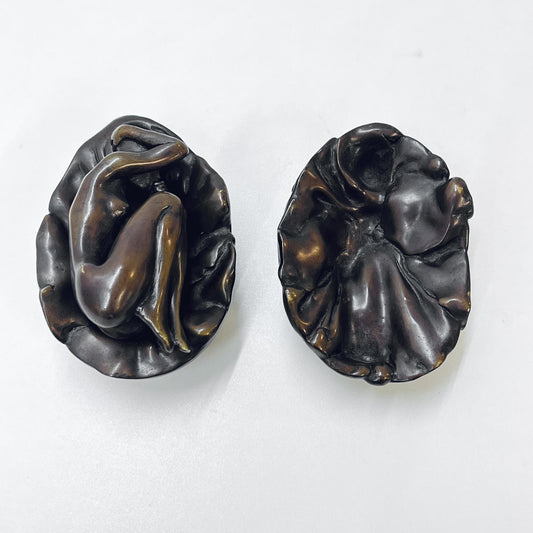 Schlafende Frau in einem Ei, Bronze