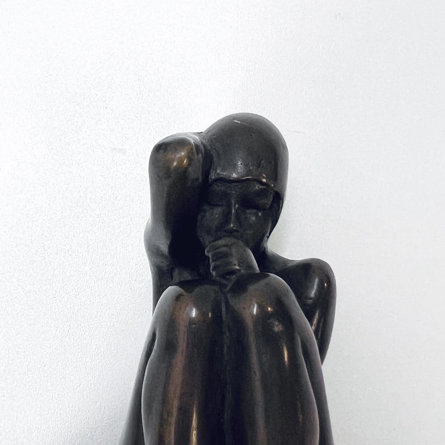 Schlafende Frau in einem Ei, Bronze