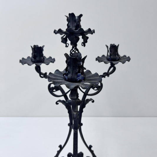 Kerzenständer mit Blumen- und Blätter-Verzierung