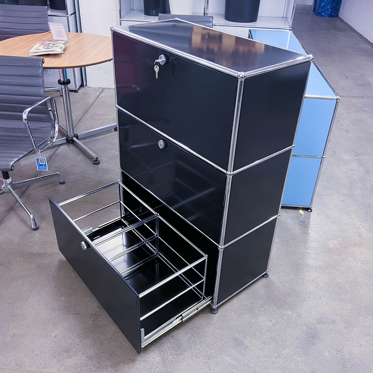 USM Büromöbel, Graphitschwarz, 2 Auszietüren, 1 Klapptüre, Q3