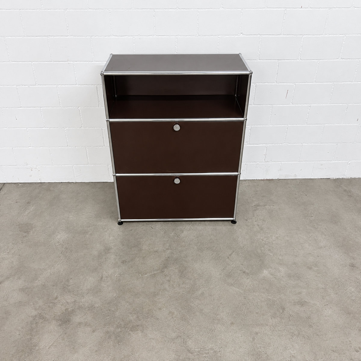USM Haller Regal in Braun, alte Generation – Ansicht von vorne und oben