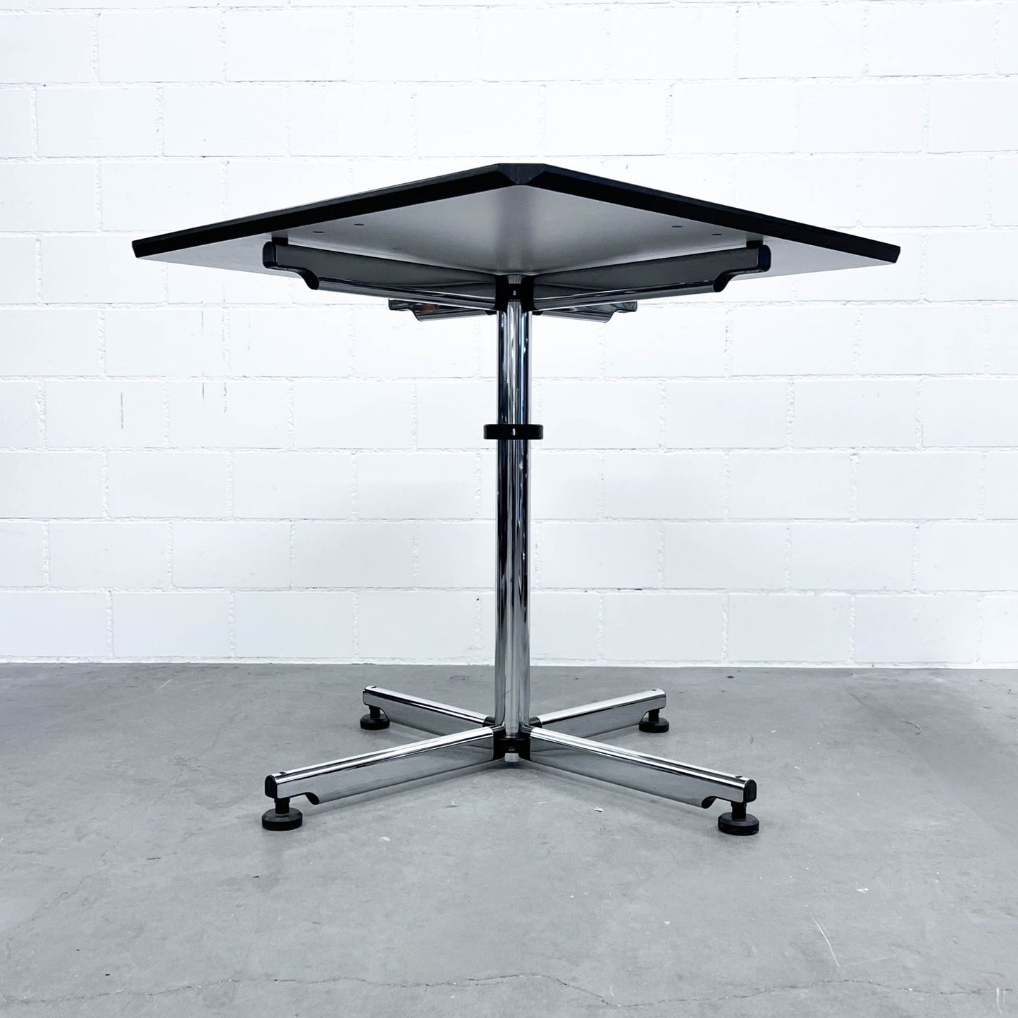 USM Kitos Tisch, Kunstharz Perlgrau, Q1