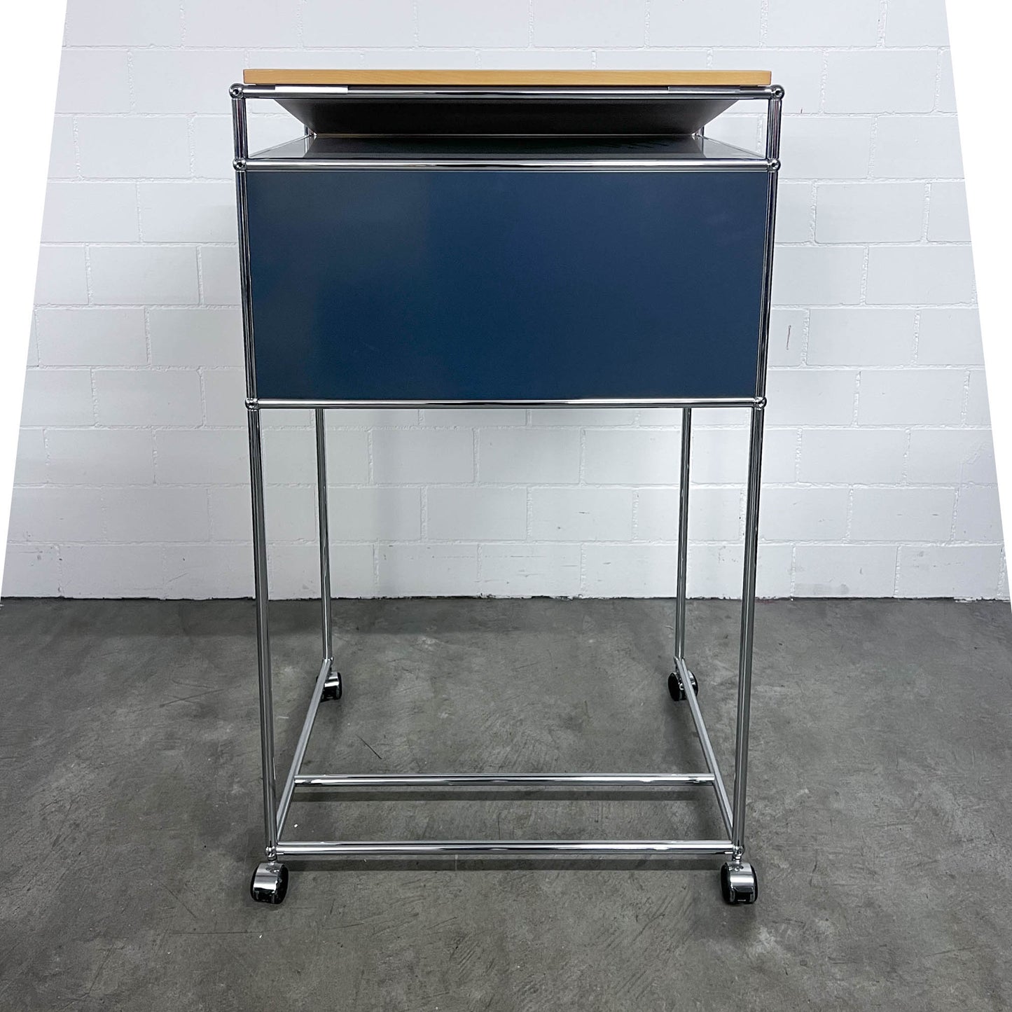 USM Rednerpult auf Rollen mit Holzablage, Q2