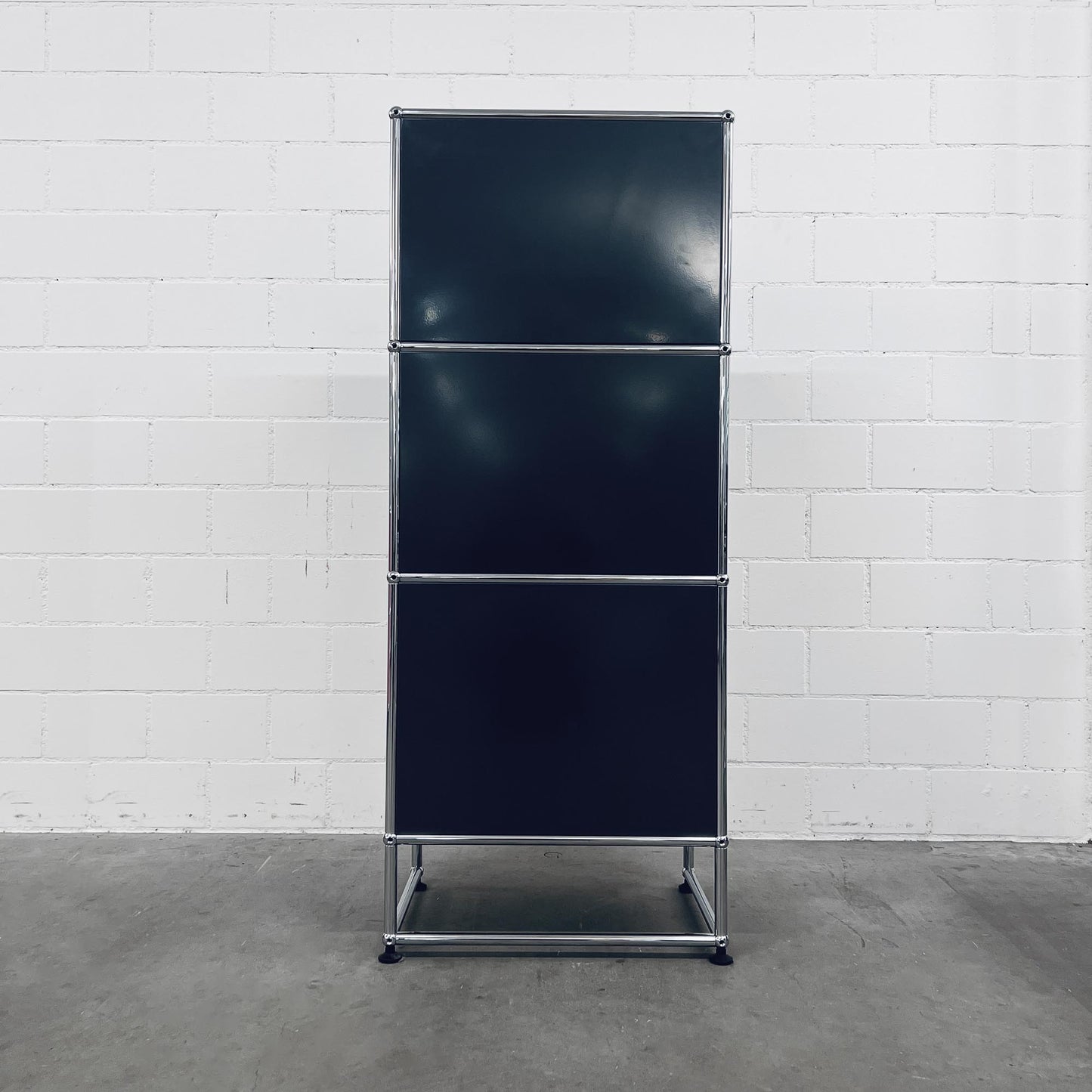 USM Regal, Anthrazitgrau, Ausziehtür mit Ausziehtablar, 2 Fächer vorne offen