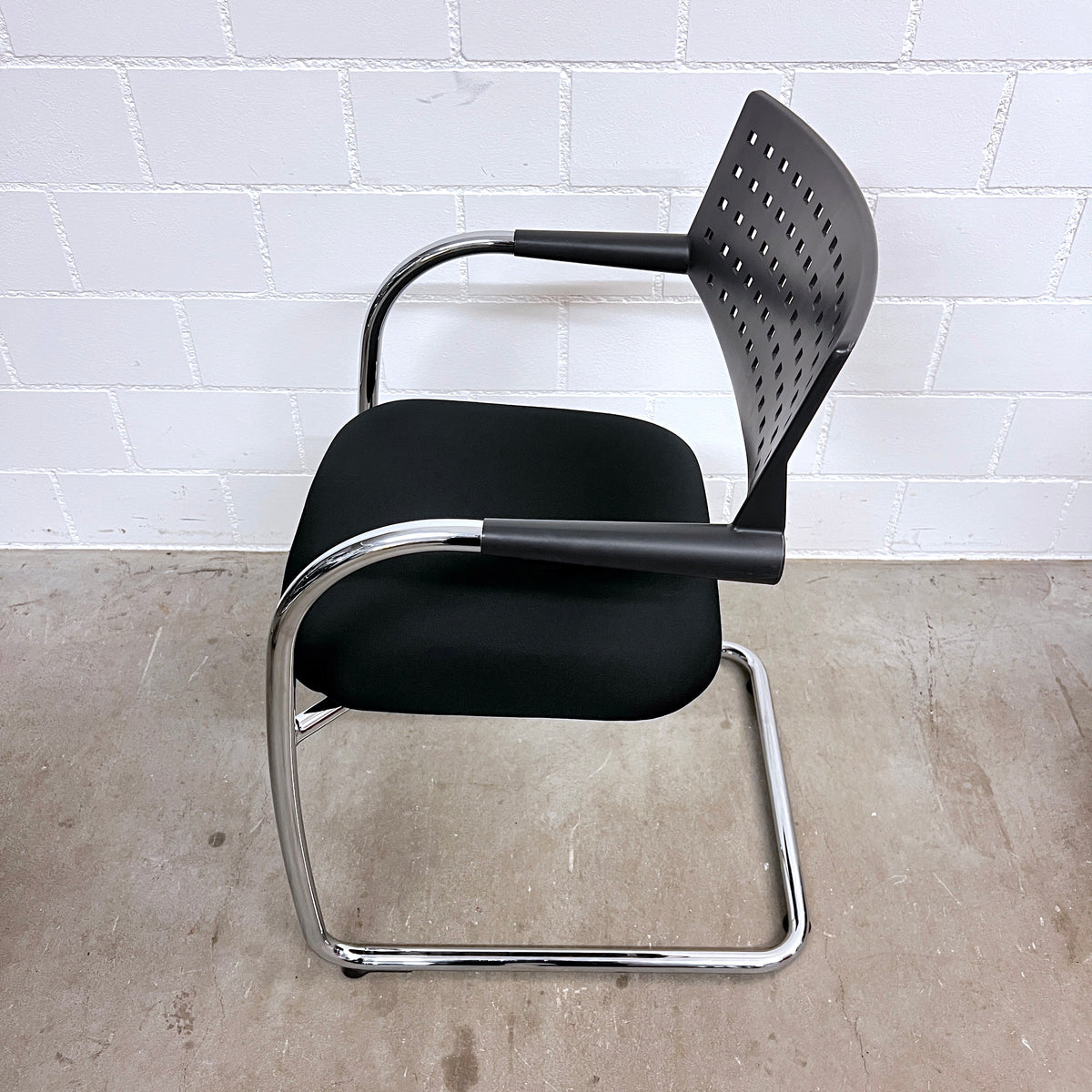 Vitra Visavis Freischwinger Stuhl, Schwarz-Chrom