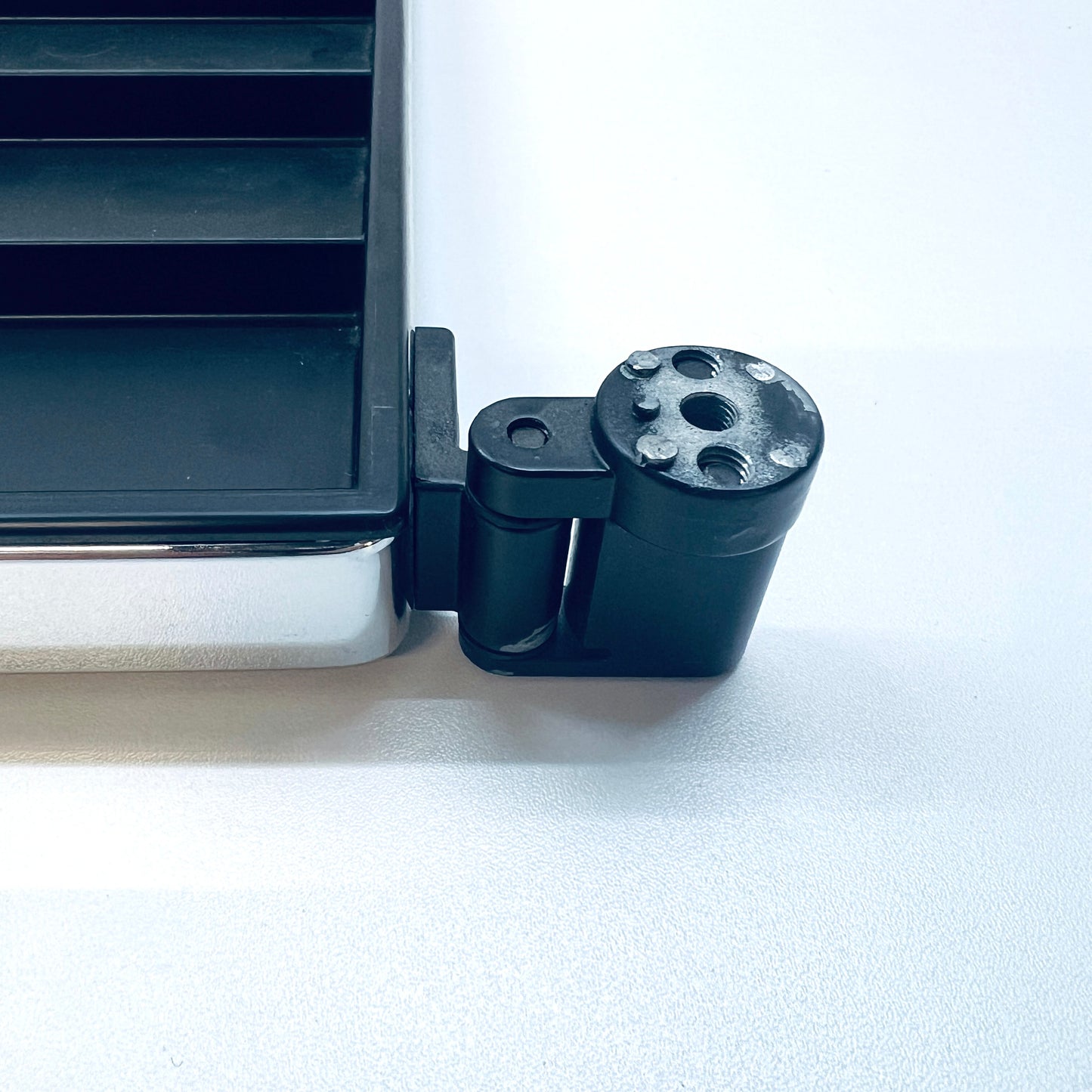 USM Materialschwenkarm zu USM Haller Tisch, links oder rechts