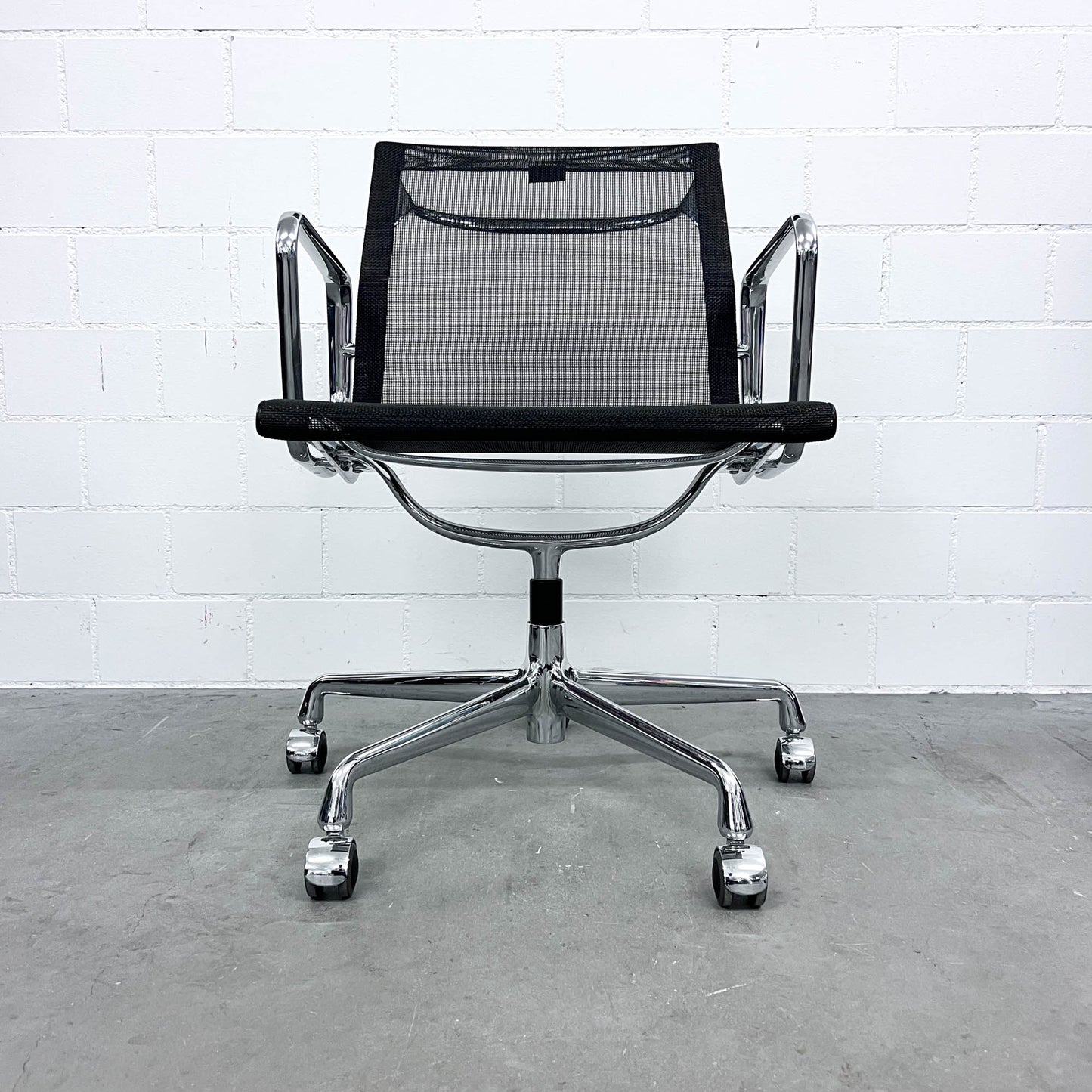 Eames Aluminium Chair, EA 117 Work, Vitra, Netz, schwarz