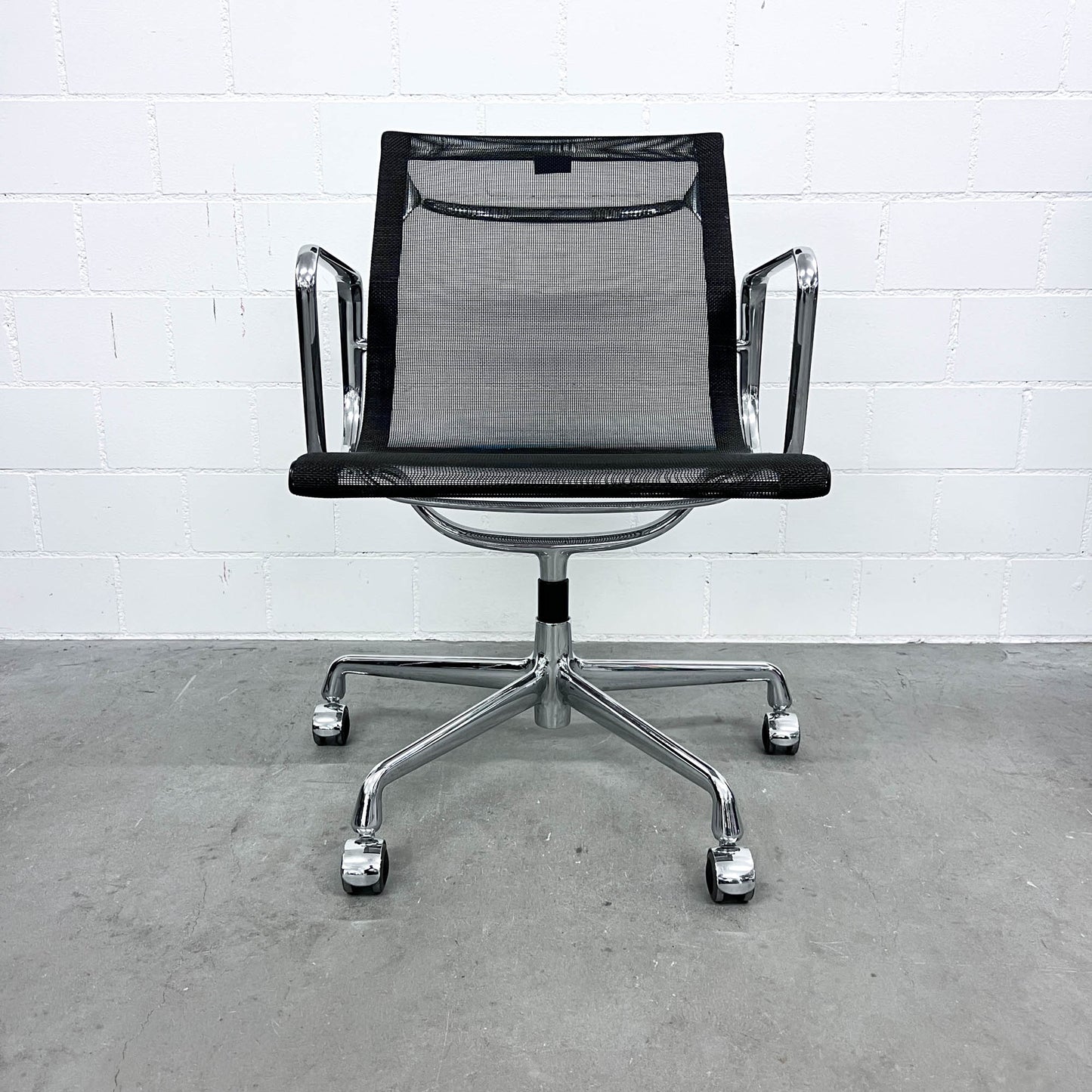 Eames Aluminium Chair, EA 117 Work, Vitra, Netz, schwarz