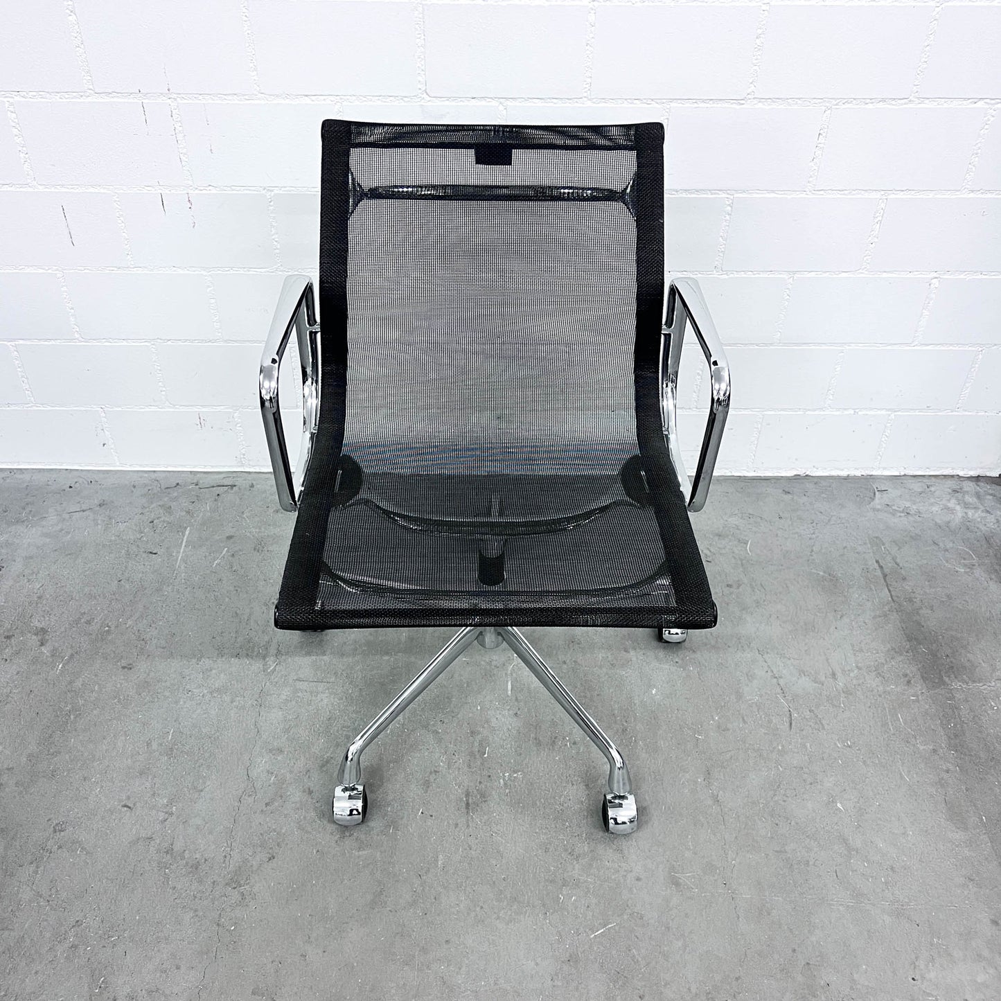 Eames Aluminium Chair, EA 117 Work, Vitra, Netz, schwarz