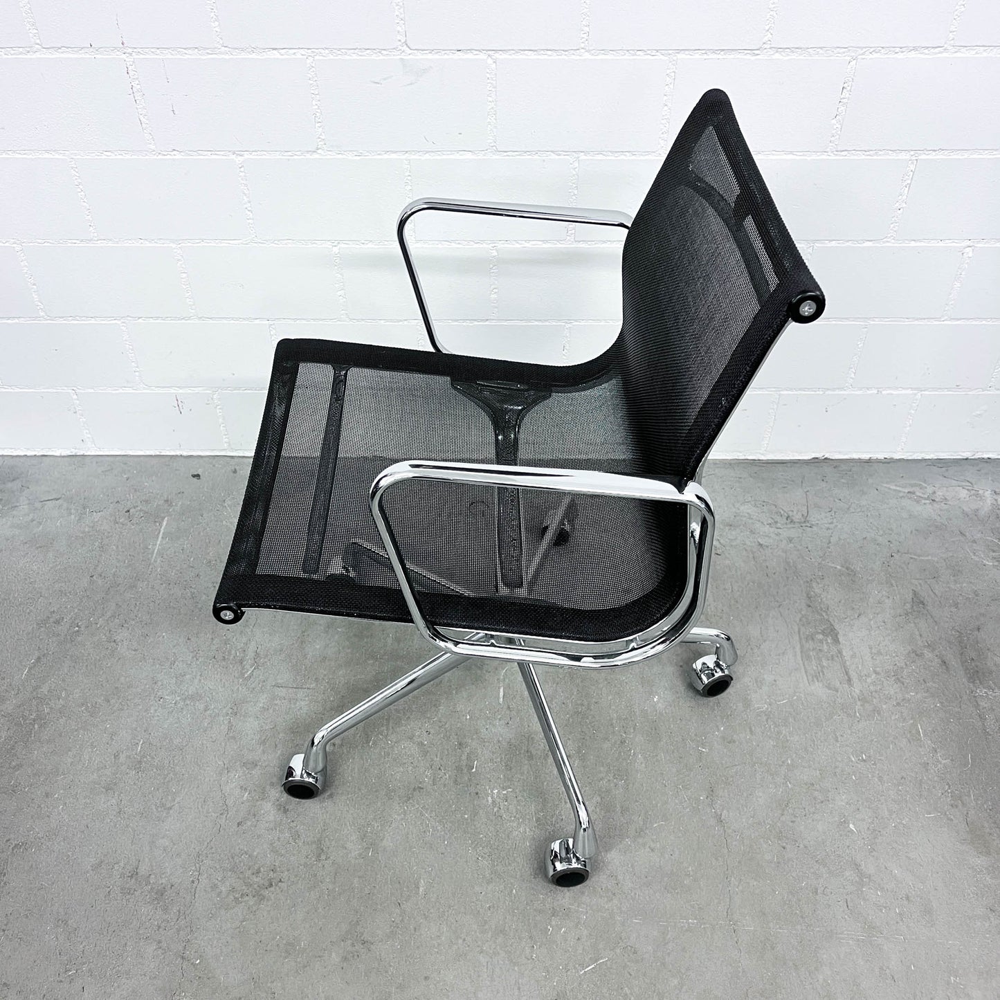 Eames Aluminium Chair, EA 117 Work, Vitra, Netz, schwarz