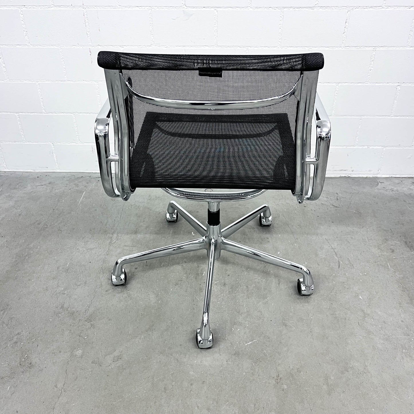 Eames Aluminium Chair, EA 117 Work, Vitra, Netz, schwarz