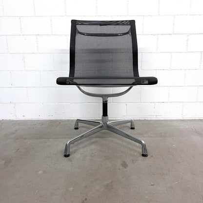 Eames Aluminium Chair EA 101, Vitra, Netz, Schwarz, o. Armlehnen