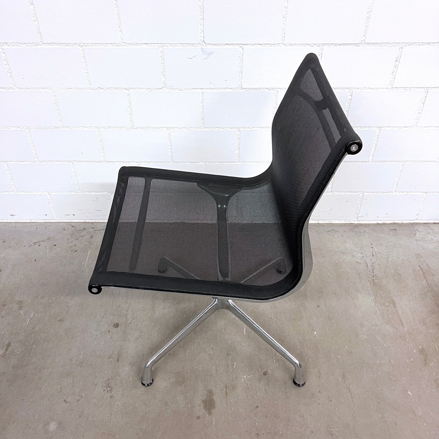 Eames Aluminium Chair EA 101, Vitra, Netz, Schwarz, o. Armlehnen