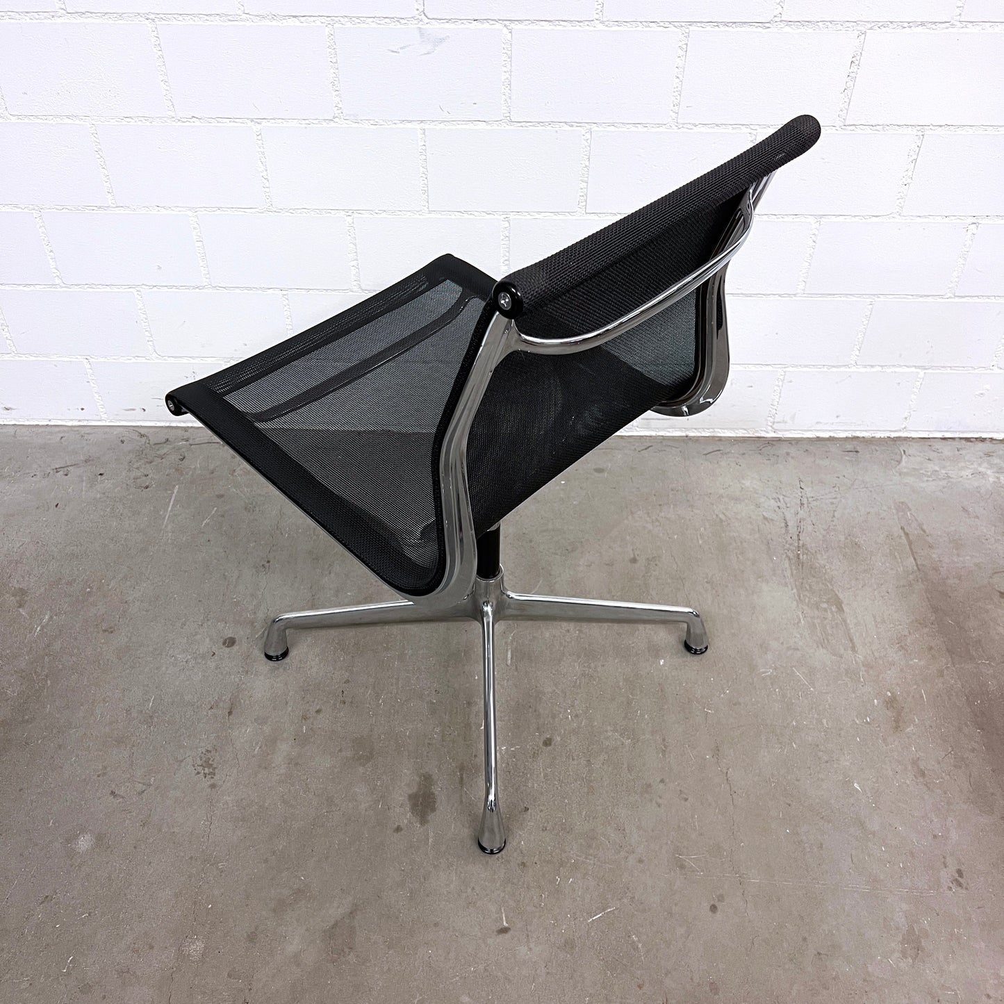 Eames Aluminium Chair EA 101, Vitra, Netz, Schwarz, o. Armlehnen