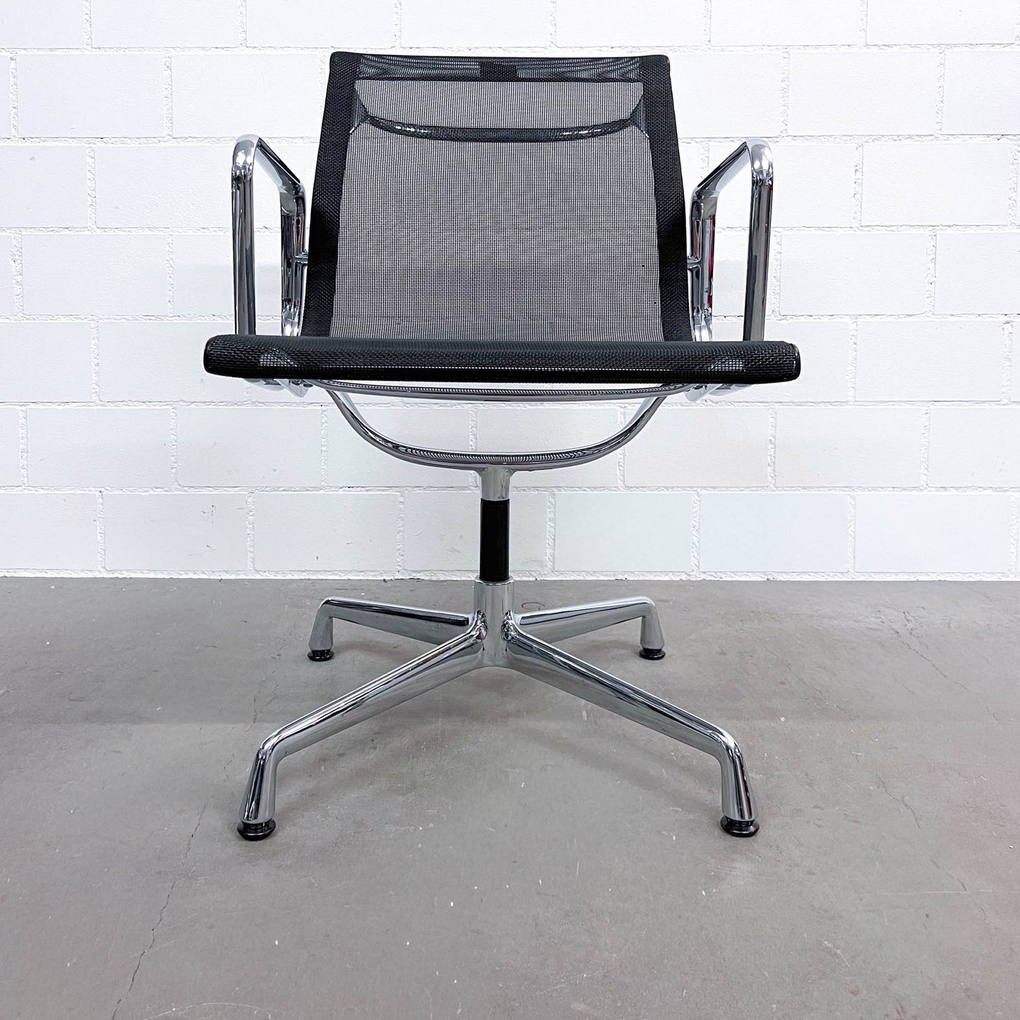 Eames Aluminium Chair EA 108 Conference, Netz Schwarz, Vitra, Q1