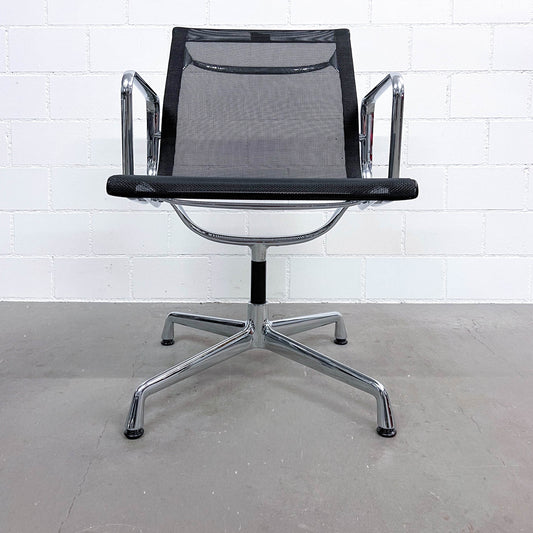 Eames Aluminium Chair EA 108 Conference, Netz Schwarz, Vitra, Q1