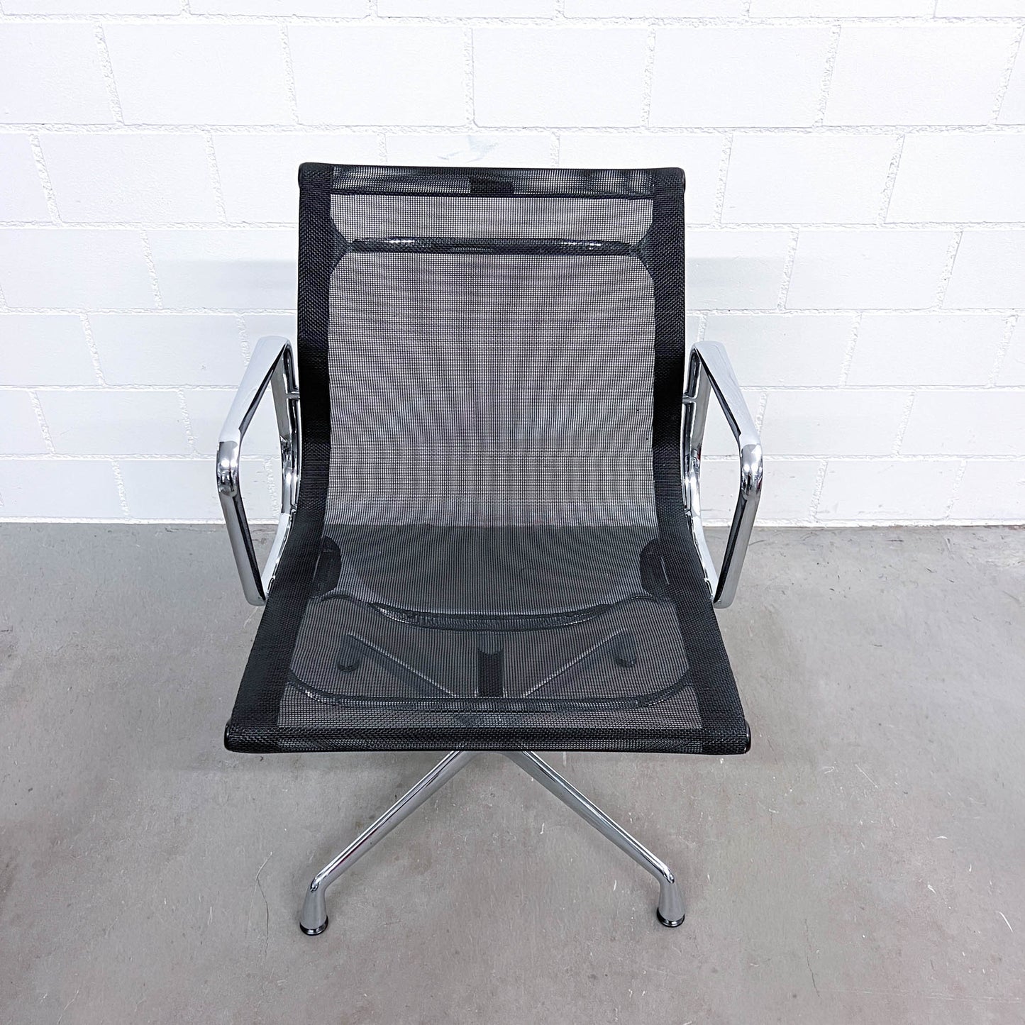 Eames Aluminium Chair EA 108 Conference, Netz Schwarz, Vitra, Q1