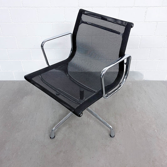 Eames Aluminium Chair EA 108 Conference, Netz Schwarz, Vitra, Q1