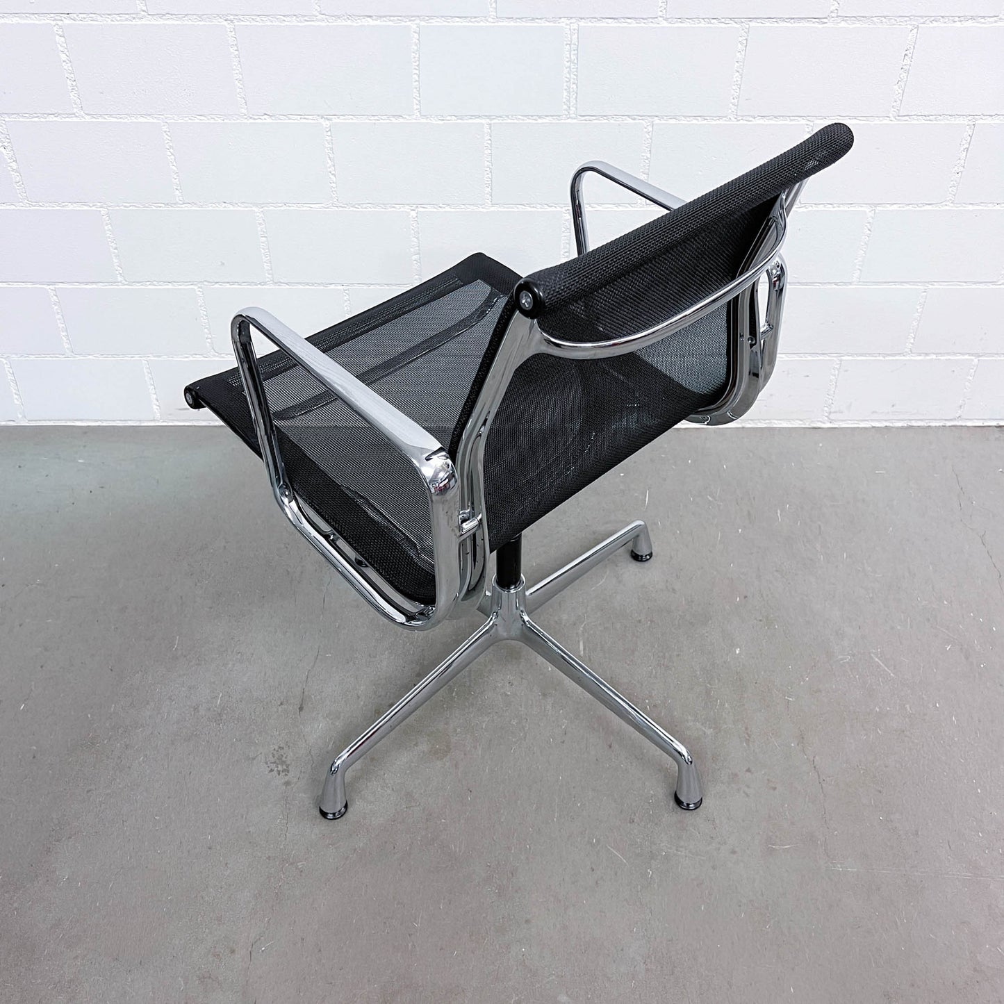 Eames Aluminium Chair EA 108 Conference, Netz Schwarz, Vitra, Q1