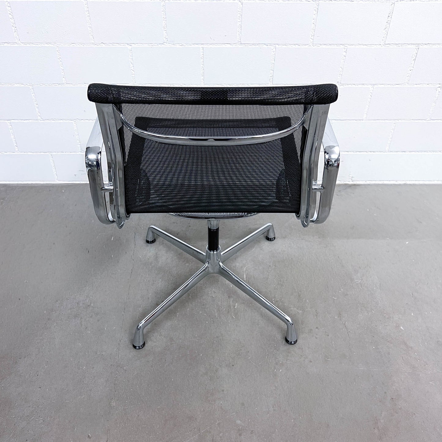 Eames Aluminium Chair EA 108 Conference, Netz Schwarz, Vitra, Q1