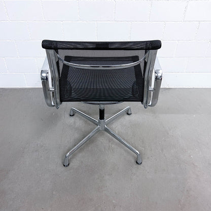 Eames Aluminium Chair EA 108 Conference, Netz Schwarz, Vitra, Q1