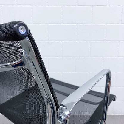 Eames Aluminium Chair EA 108 Conference, Netz Schwarz, Vitra, Q1