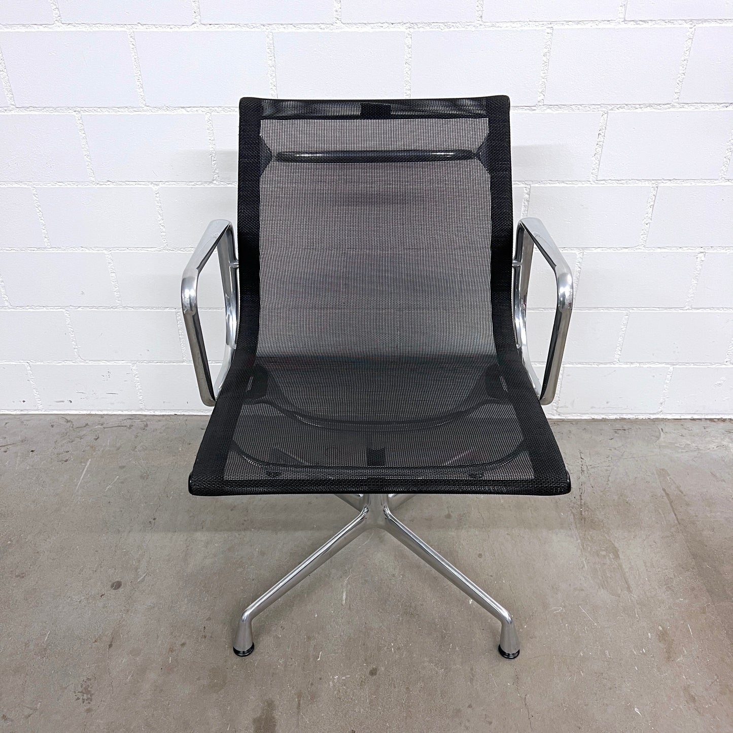 Eames Aluminium Chair EA 108, Vitra, Netz, Schwarz, Q3