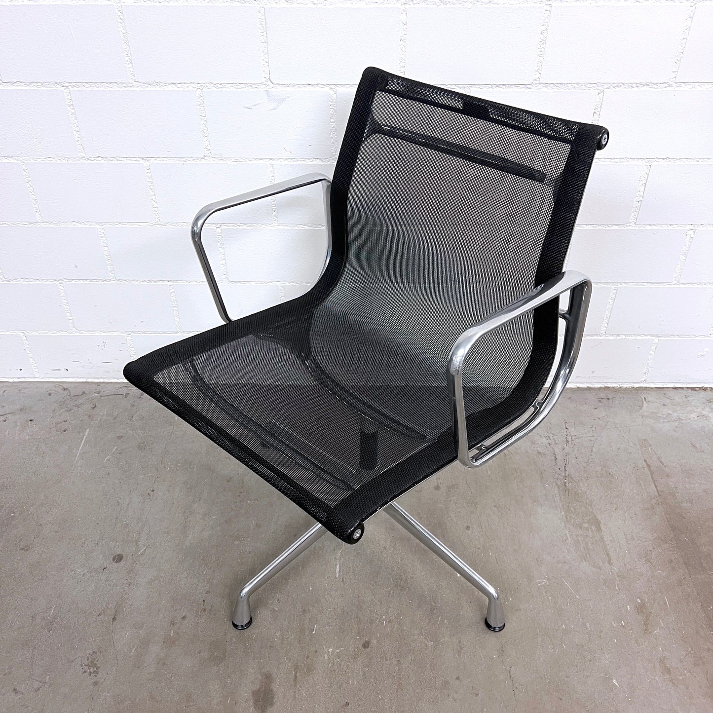 Eames Aluminium Chair EA 108, Vitra, Netz, Schwarz, Q3