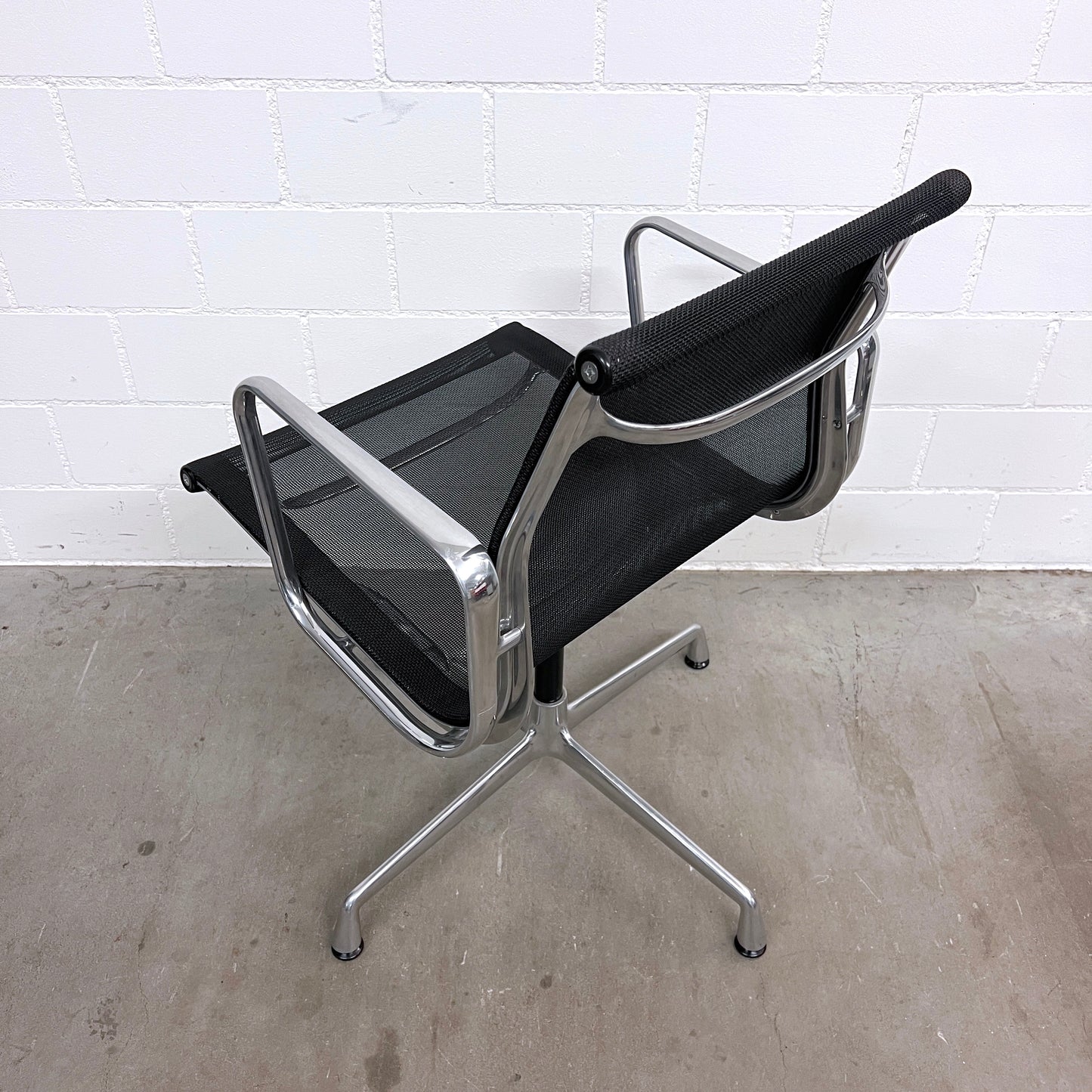 Eames Aluminium Chair EA 108, Vitra, Netz, Schwarz, Q3