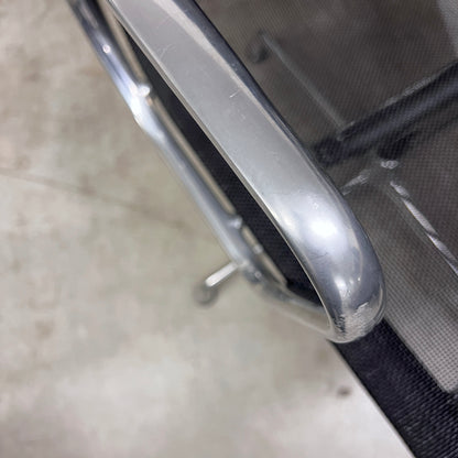 Eames Aluminium Chair EA 108, Vitra, Netz, Schwarz, Q3