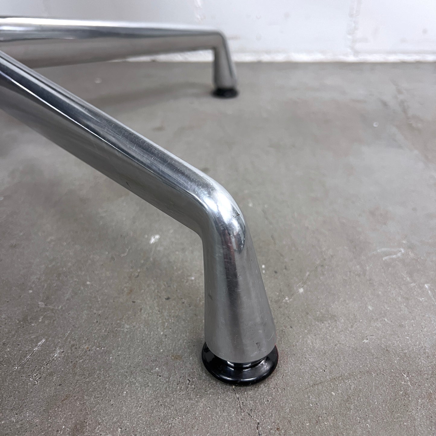 Eames Aluminium Chair EA 108, Vitra, Netz, Schwarz, Q3