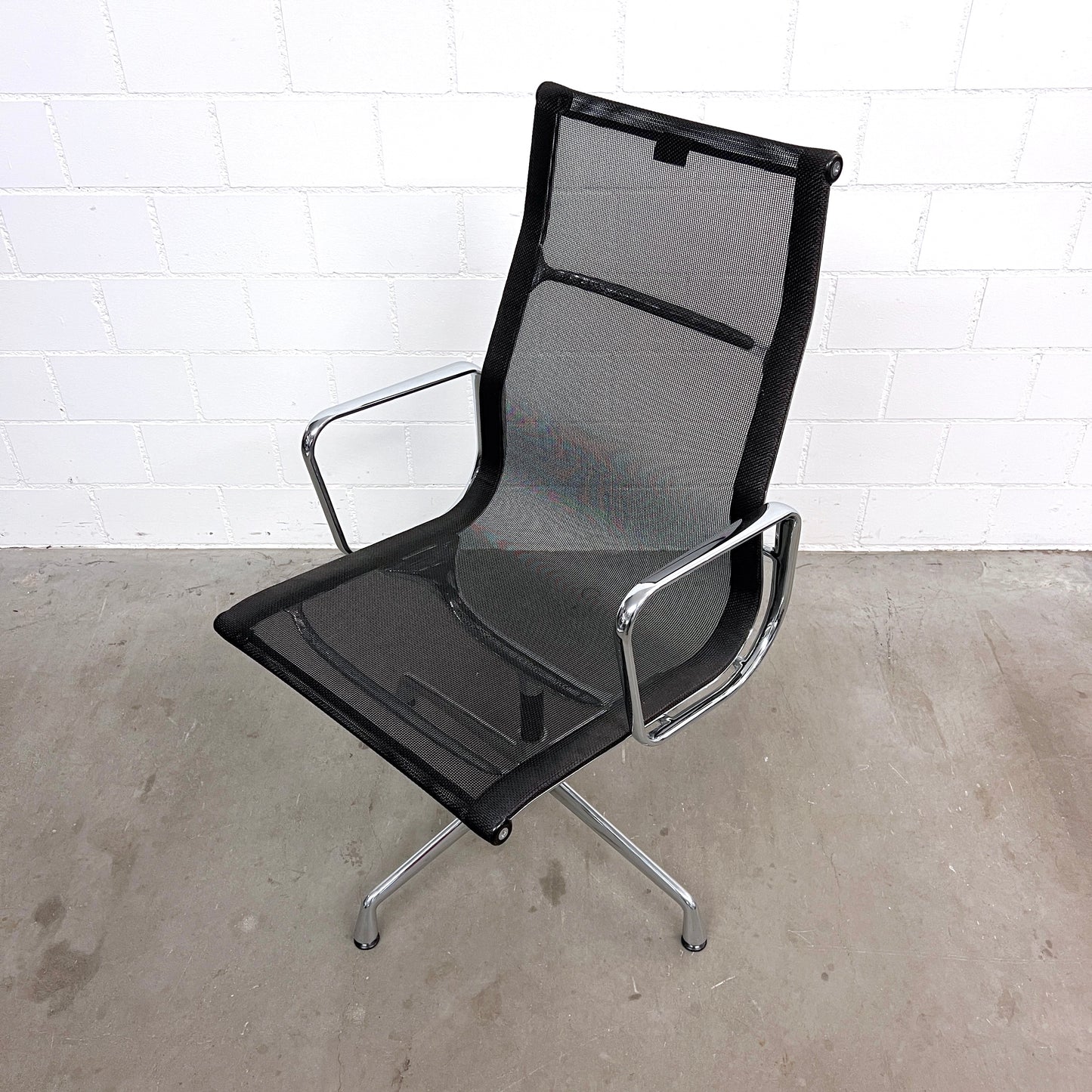 Eames Aluminium Chair Conference EA 108, Vitra, Netz, Schwarz