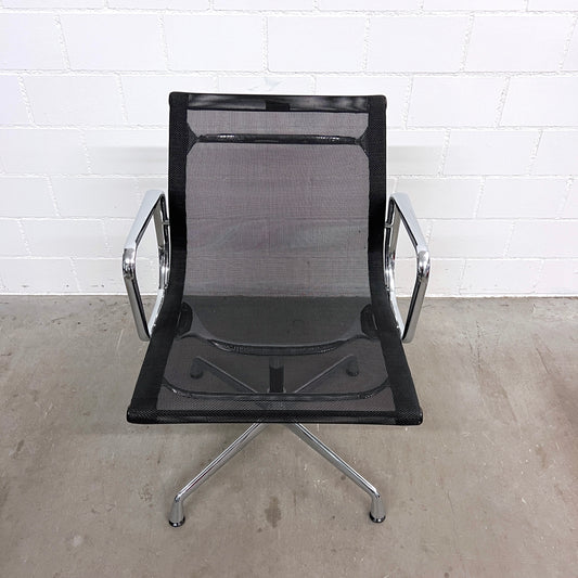 Eames Aluminium Chair EA 108, Vitra, Netz, Schwarz