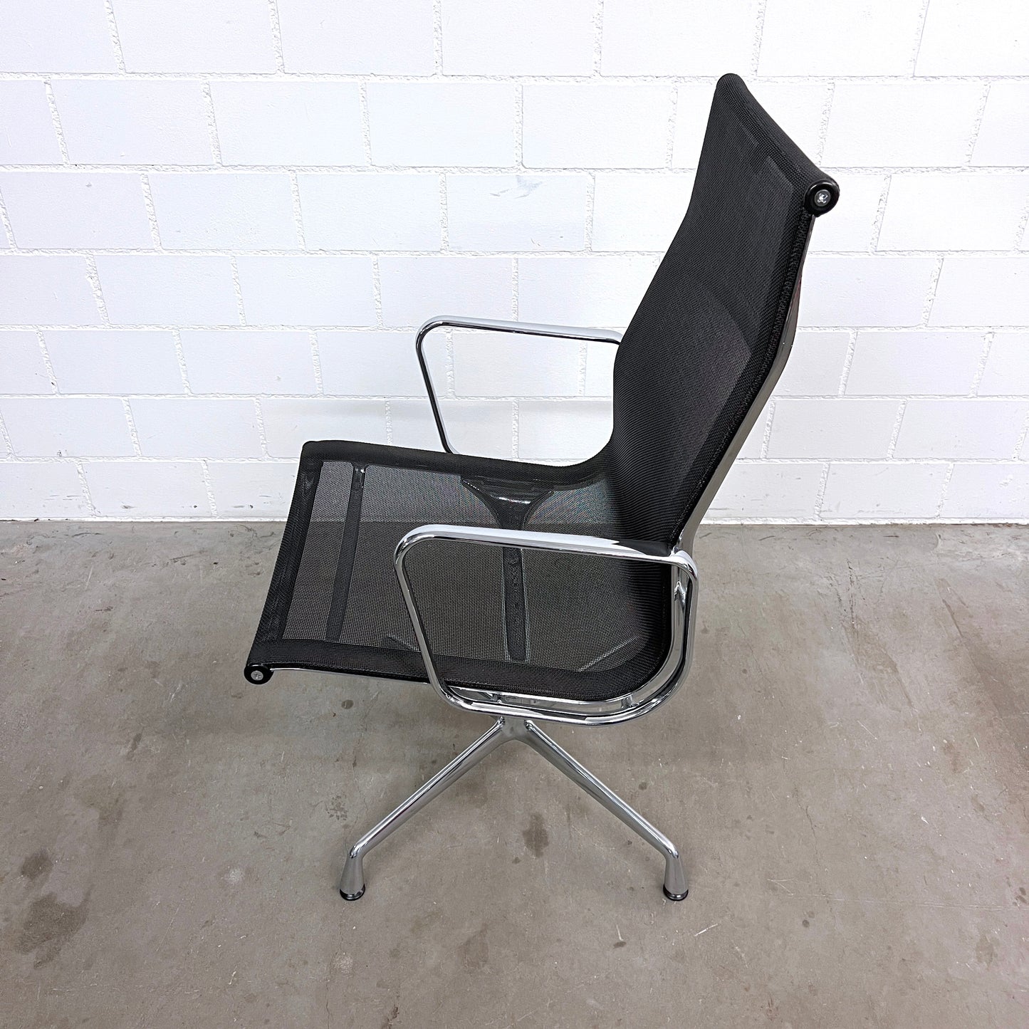 Eames Aluminium Chair Conference EA 108, Vitra, Netz, Schwarz