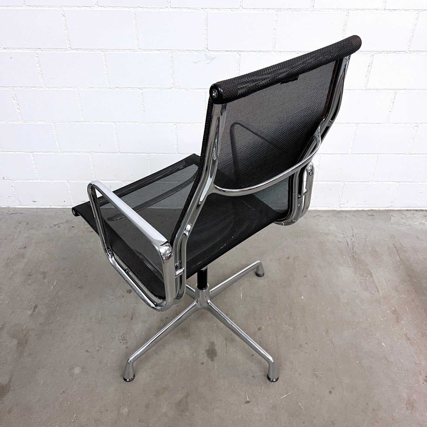 Eames Aluminium Chair Conference EA 108, Vitra, Netz, Schwarz