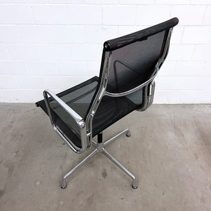 Eames Aluminium Chair Conference EA 108, Vitra, Netz, Schwarz