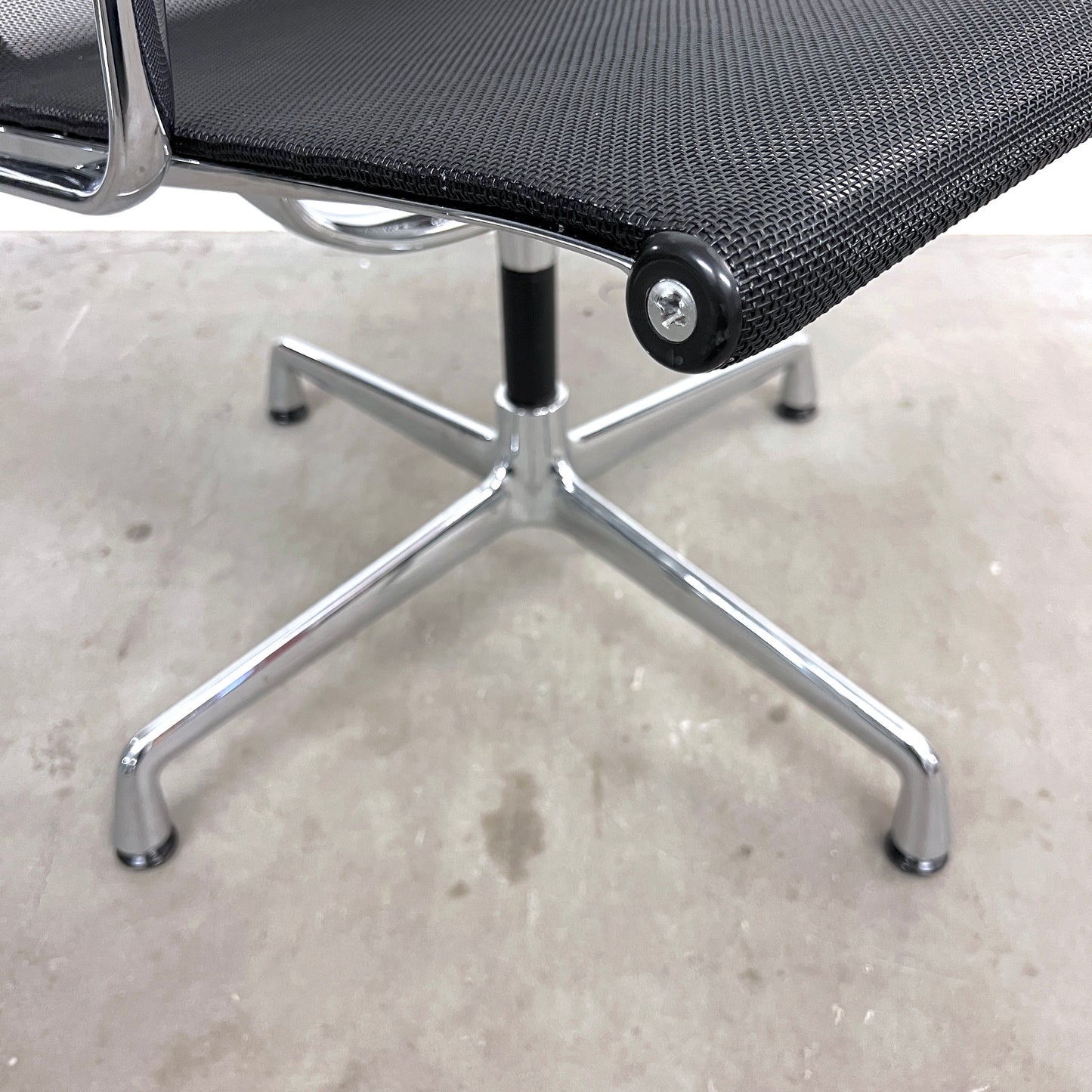 Eames Aluminium Chair Conference EA 108, Vitra, Netz, Schwarz