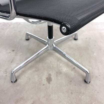 Eames Aluminium Chair Conference EA 108, Vitra, Netz, Schwarz