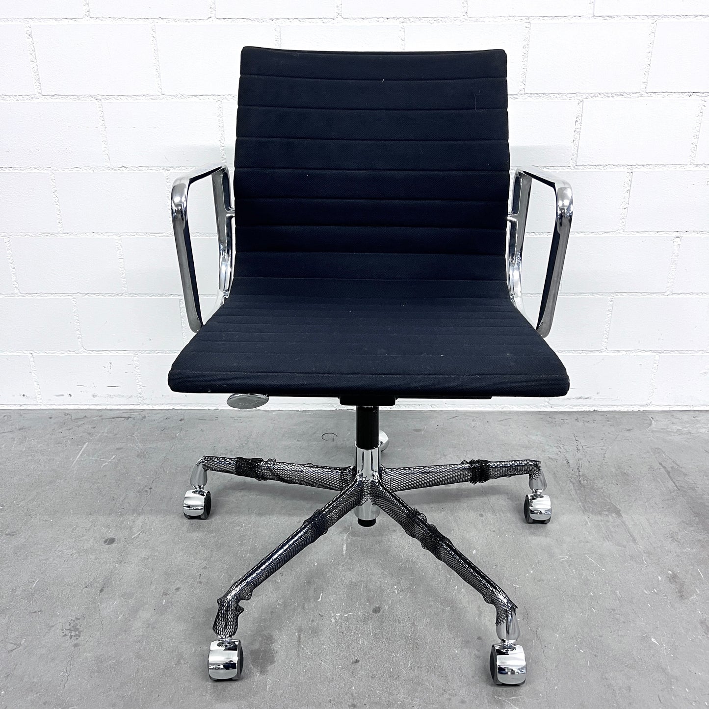 Eames Aluminium Chair EA 117 Work, Vitra, Hopsak, Schwarz