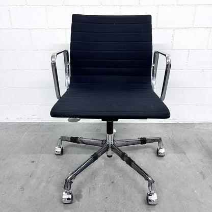 Eames Aluminium Chair EA 117 Work, Vitra, Hopsak, Schwarz