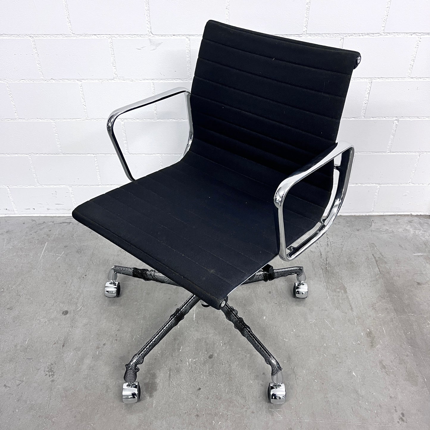 Eames Aluminium Chair EA 117 Work, Vitra, Hopsak, Schwarz